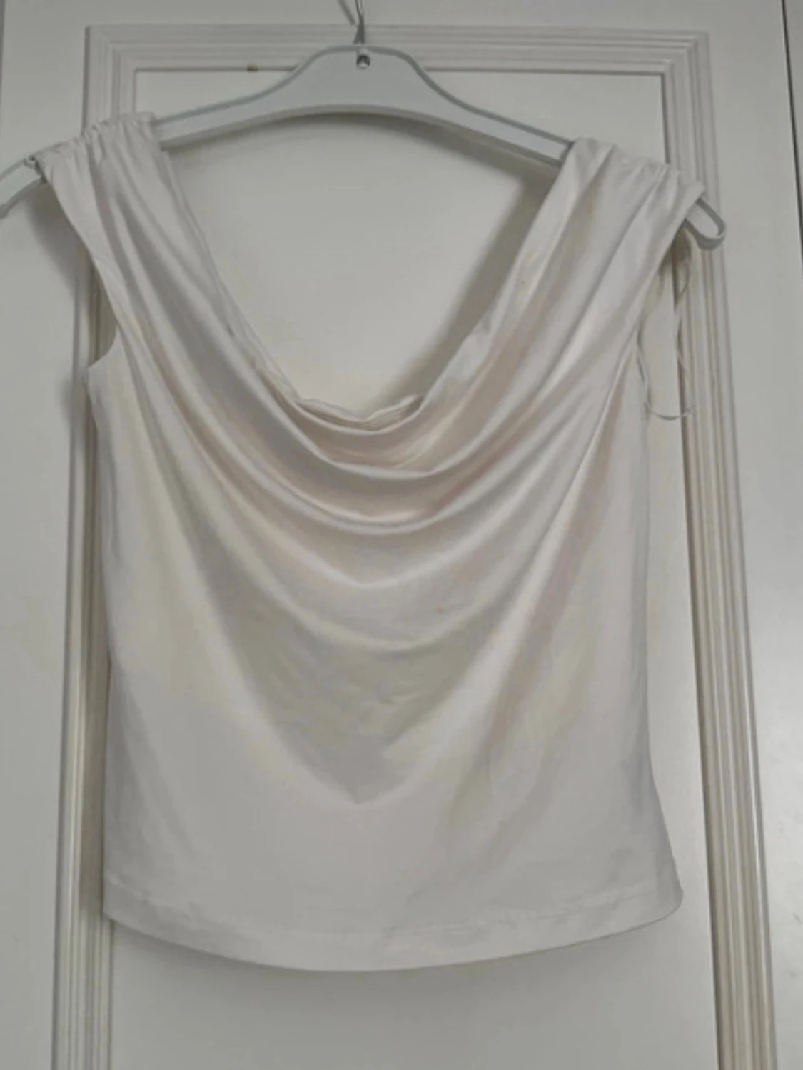 Vit topp med draperad urringning