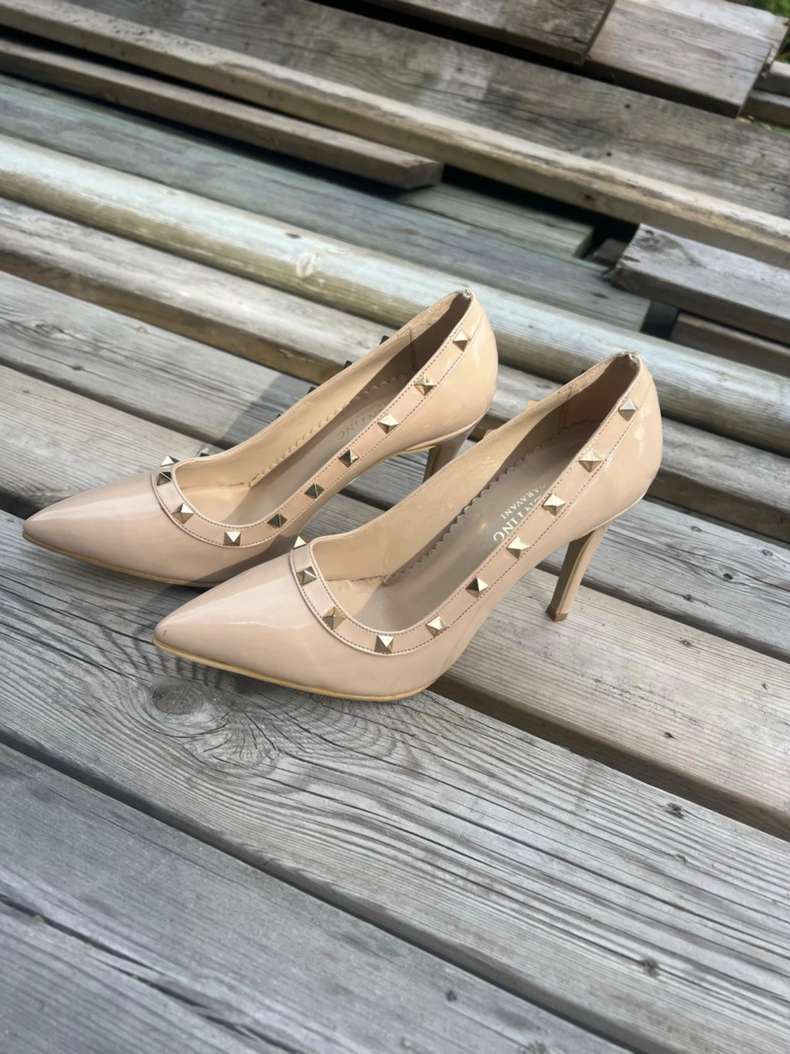 Beige lackpumps med nitar - 1