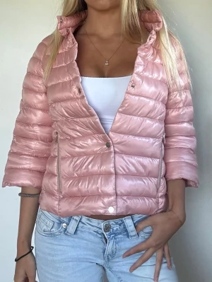 Herno liknande jacka  - Super snygg Herno liknande jacka i fin rosa färg från terranova. Storlek S och är perfekt för sommarkvällar eller mot hösten💓tryck köp nu! 