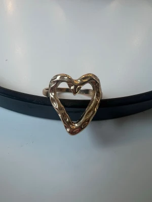 ring med hjärta  - Ring köpt från ullared, ej shein, temu eller liknanede. Säljer då den inte passade mig. Aldrig använd och köptes igår 💕öppen för prisförslag