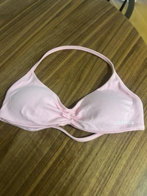 Impact Strappy Bra DFYNE - Säljer en ljusrosa sport-bh från DFYNE, Impact Strappy Bra. I storlek M🩷Färgen på tredje bilden är den rättvisa färgen. Har endast använt ungefär 2 gånger.