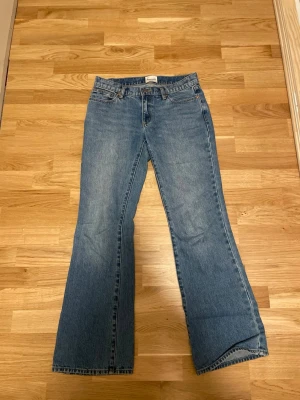 Blå bootcut jeans från Abrand Jeans - Säljer ett par klassiska blå bootcut jeans från Abrand Jeans. Jeansen har fem fickor, normal midja och är tillverkade i denim med snygg tvätt. Perfekta för dig som gillar en avslappnad men trendig look.