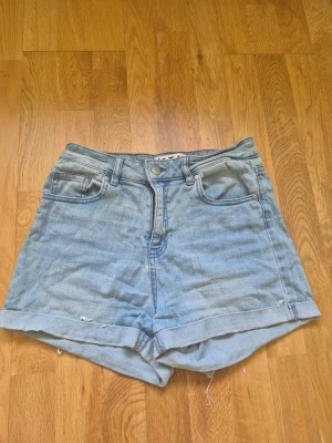 Högmidjade ljusblå jeansshorts - Högmidjade jeansshorts i ljusblå. Säljer för använder inte högmidjade Byxor längre