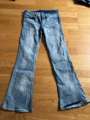 Ljusblåa cheap monday booty bei jeans - Jättesnygga cheap monday jeans i bootcut som även är lågmidjade! Säljer pga att de inte passar mer💘