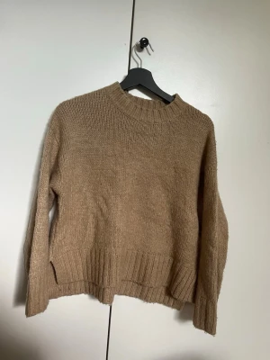 Stickad tröja - Beige stickad tröja från Gina Tricot, storlek xs💗