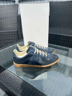 Maison margiela  - Maison Margiela, strl 42. Använda men fortfarande mycket kvar att ge. Skorna är i bra skick med normalt slitage. Original digitalt kvitto finns (bild på kvittot medföljer). Säljs eftersom de inte kommer till användning. Liten defekt på box.