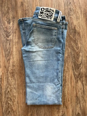 Ljusblå bootcut jeans Cheap Monday - Säljer ett par ljusblå bootcut jeans från Cheap Monday i  färgen Cloudy Blue. Jeansen har klassisk femficksdesign, låg midja och längd 32. Jag säljer dom då jag dom inte kommer till användning. Bara att skriva om fler bilder, mått eller pris!