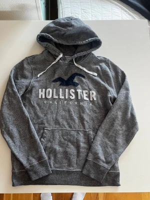 Hollister California hoodie (eftertraktad) - Riktigt snygg och eftertraktad Hollister California hoodie. fint skick inga fel storlek L kan ta mått vid behov. Endast 395 kr ej hugget i sten kom gärna med frågor och prisförslag har även mycket mer liknande i min profil alla storlekar kolla gärna stor rabatt vid köp av flera 😁✌️