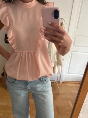 Blus rosa  - Super söt blus. Lite längre än på bilden, har stoppat in den. Passar xs-s🧡