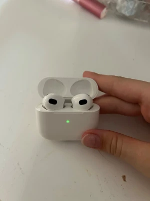 airpods gen 3 - använda fåtal gånger, ljudet funkar jätte bra och batteriet håller i flera timmar! säljer då jag har köpt nya , inget fel på dessa