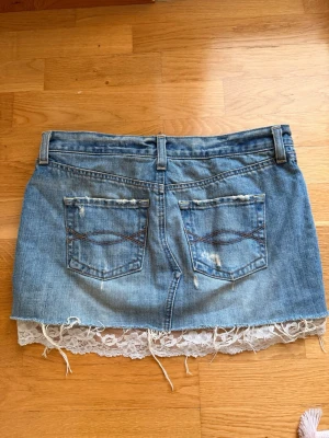 Abercrombie & fitch lågmidjad Jeanskjol med spetsdetalj - Abercrombie & fitch lågmidjad jeanskjol med spetskant längst ned💓