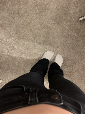 Svarta low rise flare jeans True Religion - Säljer ett par svarta jeans från True Religion, modell Joey Low Rise Flare. Jeansen har låg midja och utsvängda ben. Klassisk femficksmodell med knapp och dragkedja framtill. Jeansen har tappat lite färg men annars ser ut som nya 