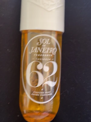 Sol de Janeiro 62 Parfym - OÖPPNAD!!!     Sol de Janeiro 62 är en ikonisk parfym med en varm, gyllene flaska och vit kork. Flaskan har en rundad form och tydlig märkning med siffran 62 på framsidan. Doften är känd för sina tropiska och söta toner, perfekt för dig som vill sticka ut.