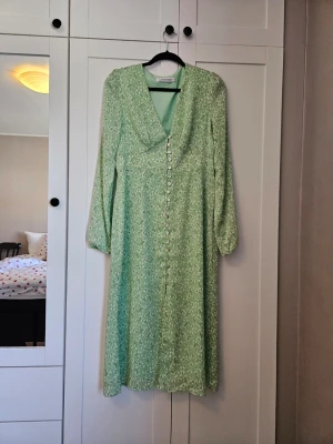 Adooreklänning - Superfin ljusgrön klänning från Adoore. Storlek M/38. Endast använd en gång på dop så den är i jättefint skick. Diskuterar gärna pris vid snabb affär💞