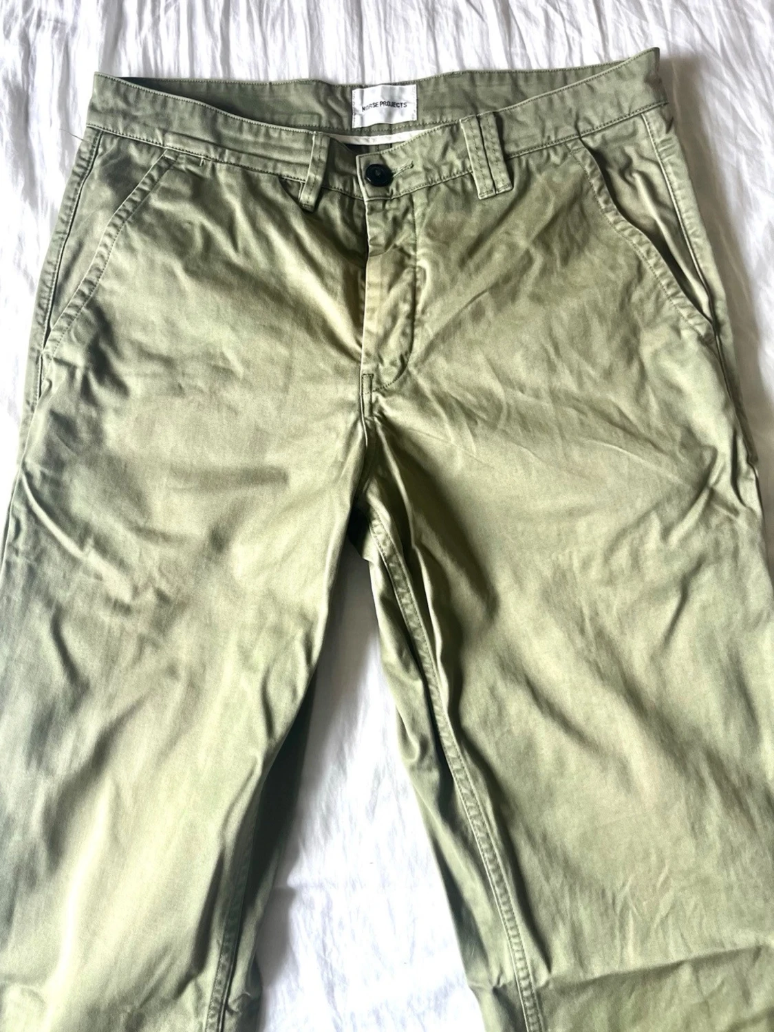 Olivgröna chinos från Norse Projects  - 1