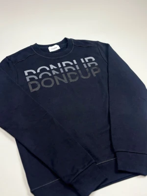 Dondup Sweatshirt - Dondup Sweatshirt | Modell: Sweatshirt | Skick: Mycket fint | Nypris: 2499 kr | Storlek: S | Hör av dig vid minsta fundering 📦
