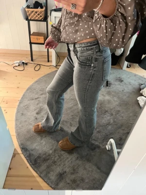 Grå bootcut jeans - Säljer dessa grå lågmidjade jeansen från H&M i storlek 36, då de inte längre kommer till användning. 