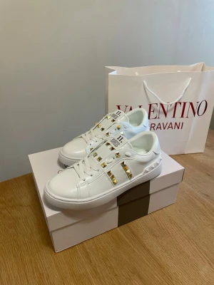 Valentino sneakers, alla storlekar finns🥰 - Säljer valentino garavani skor, rockstud 11 med guld färgade nitar. Väldigt fina och passar till de mesta, sommar skor som passar perfekt nu till sommaren, allt medföljer som på bild. Box och påse. Va snabb me beställningar, alla storlekar finns inne, för frågar är det bara att höra av sig, kika även in våra omdömen🥰