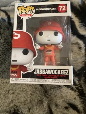 Funko Pop! Jabbawockeez figur - Säljer en Funko Pop! Icons vinylfigur av Jabbawockeez, nummer 72. Figuren har vit mask, röd outfit och röd keps med ett vitt J på. Perfekt för samlare eller som dekoration. Levereras i originalförpackning.