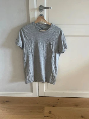 Lee T-shirt - Grå Lee T-shirt som knappt är använd. Vid funderingar/prisförslag är det bara att höra av dig.