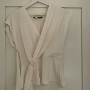 Vit omlottblus - Säljer min zara blus då den inte kommer till andvänding. Skriv om ni vill ha egna bilder eller om ni har några frågor💘