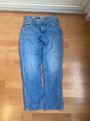 Blå raka jeans i klassisk modell från jack&jones  - Ett par blå jeans i klassisk rak modell med fem fickor och normalhög midja. Jeansen har en ljus tvätt och är tillverkade i denim. Passar perfekt till en avslappnad och tidlös stil.
