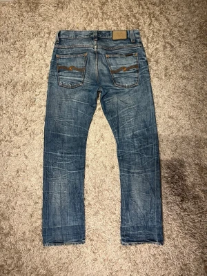 Nudie jeans average joe 32 wash faded dry denim cotton straight fir archive - Nudie jeans av modell average joe med straight passform. Mycket bra skick inga defekter. Storlek 32/32, har en riktigt snygg och unik tvätt. Postas antigen samma dag som köp eller dagen därpå💯🙌
