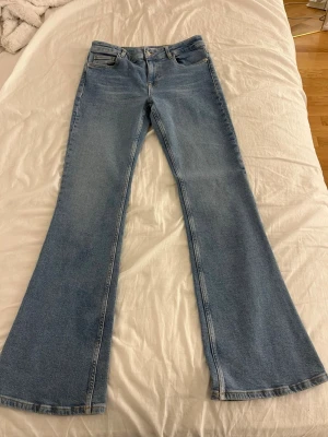 Blå utsvängda jeans från Zara - Snygga ljusblå jeans från Zara Nytt stick utan prislapp 