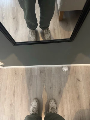 Vita/grå Nike air force skor.👟  - Säljer ett par klassiska vita/grå Nike air force för att dom är ganska smutsiga och för små för mig. Dessa skorna är lite skadade framme på framdelen av skon. Vilket gör det billigare. Hör av dig med frågor om pris och skor 👟👍🤗