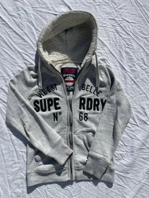 Superdry ziphoodie - Skönt teddy material Inga defekter, Priset är inte hugget i sten!