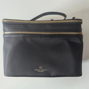 Stylish makeup/toiletry bag - Oriflame exklusiv makeup bag. 2 layers. Black and gold. Ideal for travel. 