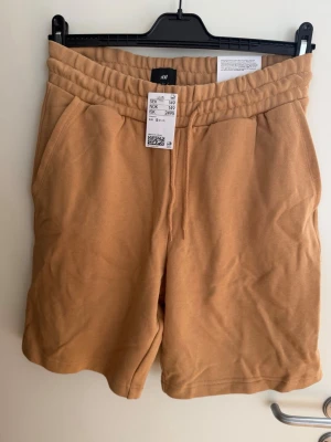 HM shorts  - Helt nya och oanvända mjukisshorts från HM med prislapparna kvar. De är i storlek S men är lite större i modellen skulle jag säga och passar därför för mig som brukar ha M.