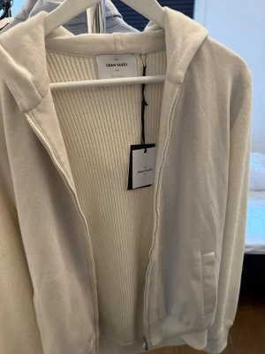 Gran Sasso Zip Hoodie - Gran Sasso Hoodie i mycket bra skick med tags. Slutsåld överallt.