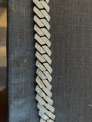 20 mm baguette iced out bracelet  - Jag säljer min iced out bracelet, jag vill inte ha den och valde o sälja istället, det här är ett riktigt bra pris och skulle helst inte ha bud utan skulle vilja ha direktköp, men om du har bra bud så går det att diskutera!