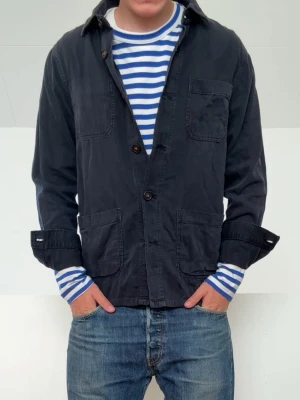 Mörkblå Overshirr - Mörkblå Overshirt i strl S/M! Bra skick förutom att en knapp saknas längst ner men som knappt märks av vid användning och hör gärna av er vid frågor elr funderingar!!