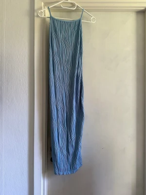 Lång klänning m slits - Köpare står för frakt! 