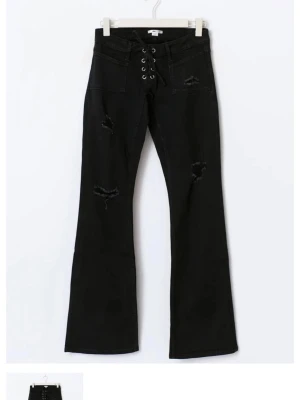 Svarta bootcut jeans med snörning - KÖP EJ jag söker dom här jeansen från Gina i storlek XXS inte mer än 400kr 