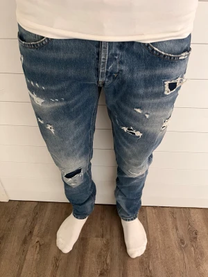 Dondup George jeans herr  - Hej! Säljer ett par dondup George! Storlek 31, skick 9/10, med ett par rikigt feta feta slitningar