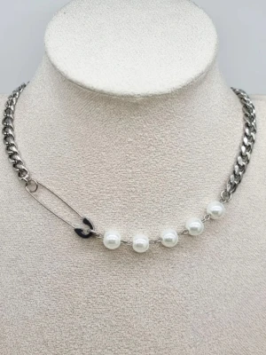 Handgjort halsband inspirerat av Maria Nilsdotter  - Unikt halsband. Material-rostfritt stål.  Liknande Maria Nilsdotters smycke.  #49
