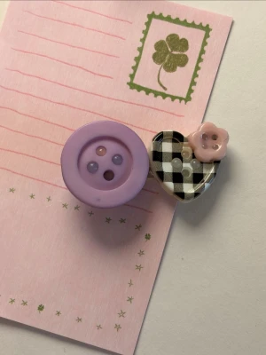 Hårklämma med knappar - Handgjort lila svart knapp hårklämma🍀kommer med gåvor. 🌸finns mer på min profil 