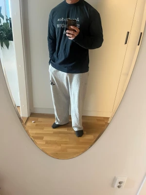 Svart långärmad Acne Studios t-shirt - Svart långärmad t-shirt från Acne Studios med tryck 'Acne Studios STOCKHOLM 1996' i vitt framtill. Klassisk rund hals och relaxed fit. Perfekt för dig som gillar stilrena plagg med en touch av streetwear. Tillverkad i mjuk bomull för skön känsla.