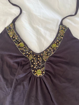 Vintage topp - Vintage brun halternecktopp med snygga detaljer. Från märket Zoul i storlek xs.