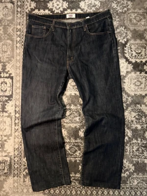 Vinted raw denim jeans - Hej säljer nu mina "rå" vintage jeans med perfekt passform då midjan är lite för stor för mig. Skicket är bra och knappt några skavanker. Storlek W38/ L30. Skriv för mått eller bild med dem på! Pris går att diskuteras!