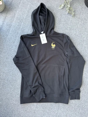 Svart tracksuit Frankrike herr S - Säljer en svart tracksuit från Frankrikes landslag. Tröjan är helt ny och helt oanvänd (prislapp kvar)✅ Byxorna är använda ett par gånger och har några små skavanker👍🏼 säljer dem i ett paket tillsammans till priset 549 kr🔥