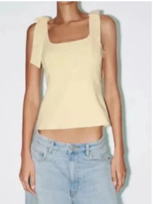 viral zara topp med rosetter  - säljer den trendiga zara toppen då den ej används längre! Funkar till vardags och fest🥰