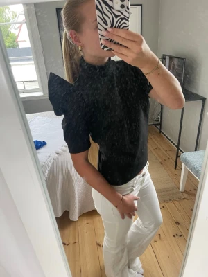 Svart topp med puffärmar - så fin och unik top som funkar till fest och vardags med längre puffärm och polo i halsen💕