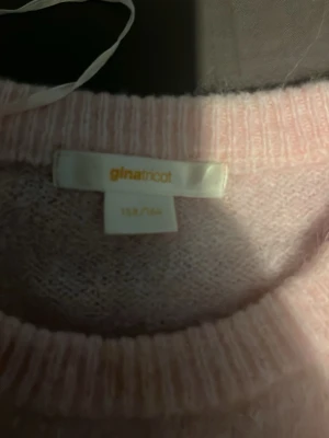 Ljusrosa stickad tröja Gina Tricot - Mysig ljusrosa stickad tröja från Gina Tricot 