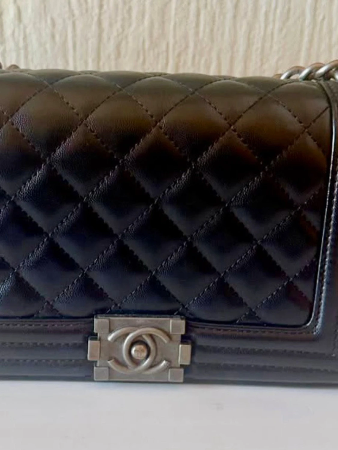 Svart fake Chanel Boy Bag i läder/ Quilted Medium Le Boy - 1