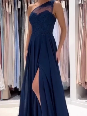 Balklänning Dressroom Studio - Säljer nu min fina balklänning från Dressroom Studio. Endast använd en gång. Nypris 4500