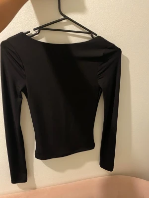 Open back top - Långärmad tröja med öppen rygg. Använd fåtal gånger